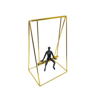 Escultura Menina no Balanço